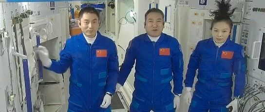 王亚平发型抢镜了，网友：真•冲天辫