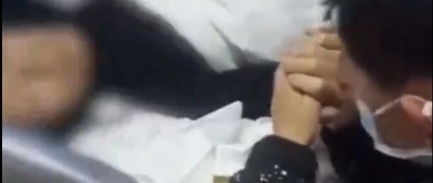 妈妈病危不幸去世，小男孩致电“失联”父亲被挂断