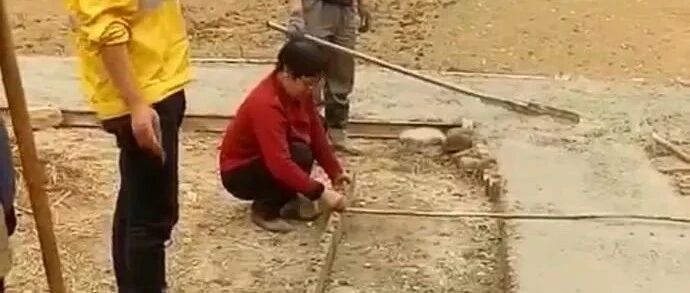 河北一教师老家盖房遭邻居阻挠31年，乡、村干部调解多年无果