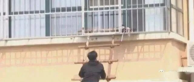 要上楼先交50万“过楼费”？大爷砸毁楼梯霸占楼道5年