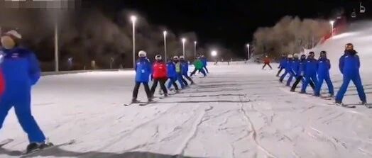 男子滑雪场教媳妇滑雪 工作人员：怎么证明你媳妇是你媳妇？