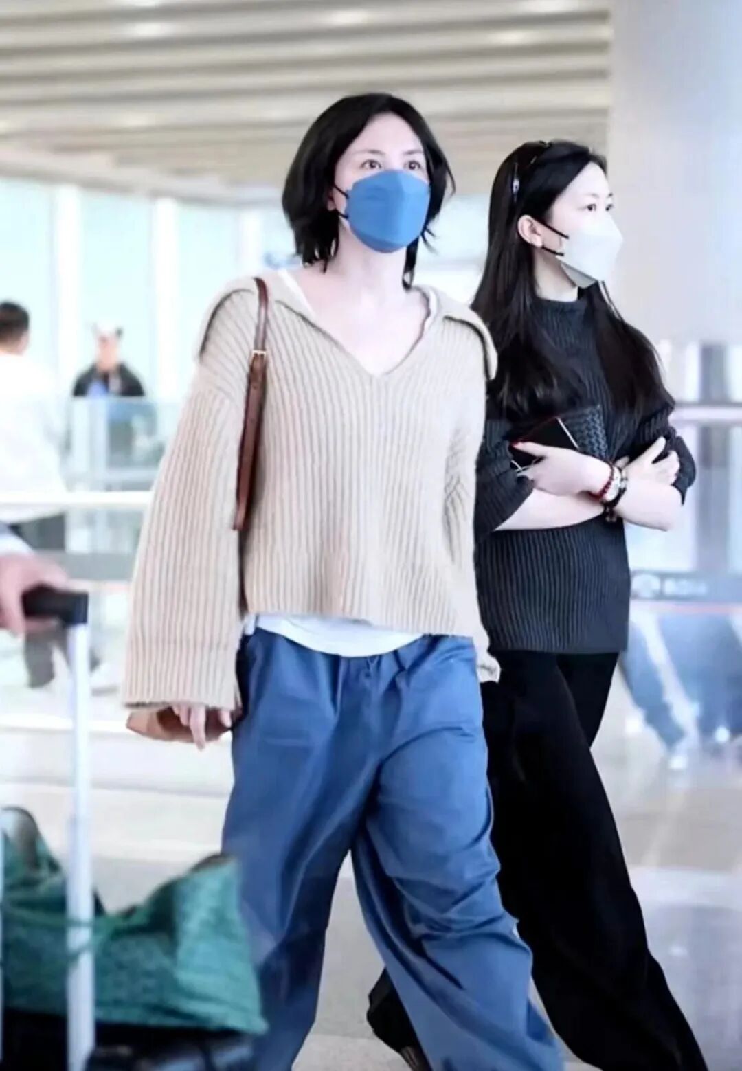 王菲母女机场同框路人视角王菲颈纹暴露年龄李嫣身高赶上妈妈