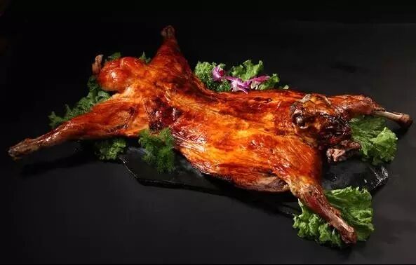 烤全羊 肌肉紧实,脂肪分布均匀,肉质细嫩,膻味轻的
