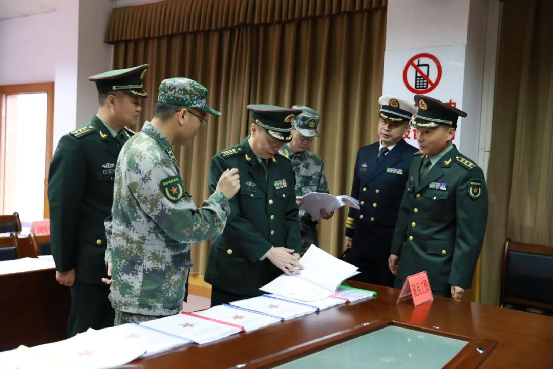 周小化听取了广宁人武部的工作汇报,查看了值班室,荣誉室,保密室,各科