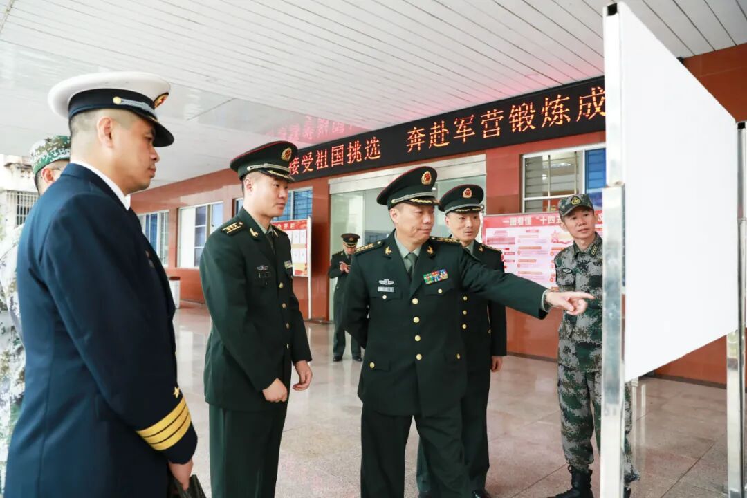 周小化听取了广宁人武部的工作汇报,查看了值班室,荣誉室,保密室,各科