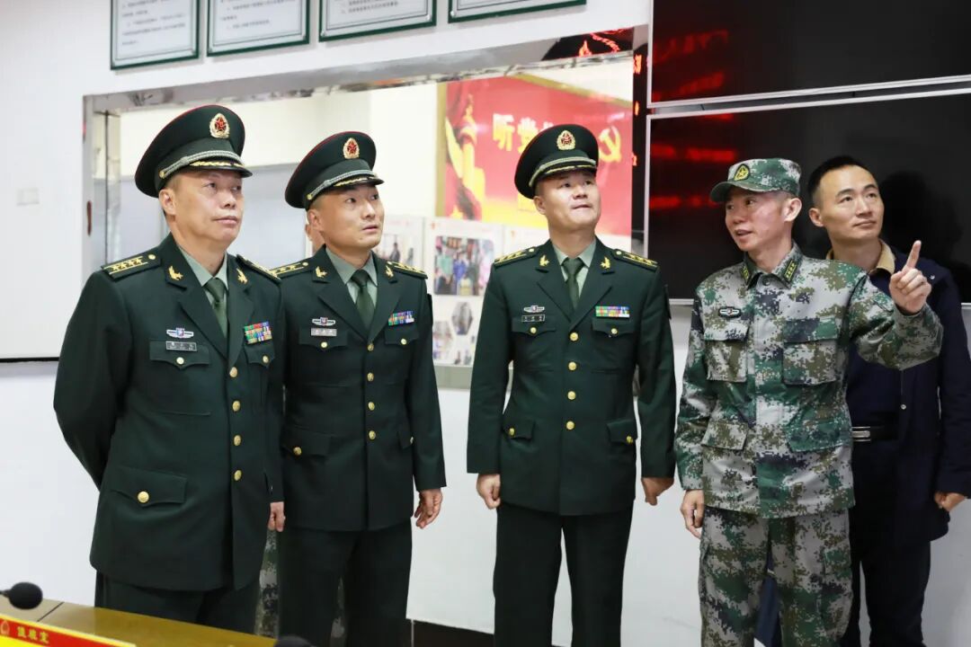 周小化听取了广宁人武部的工作汇报,查看了值班室,荣誉室,保密室,各科