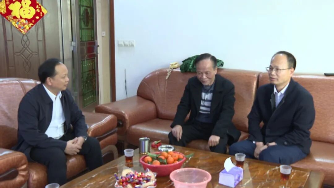 县人大常委会主任梁妙练率慰问组到潭布镇开展春节慰问活动,先后深入