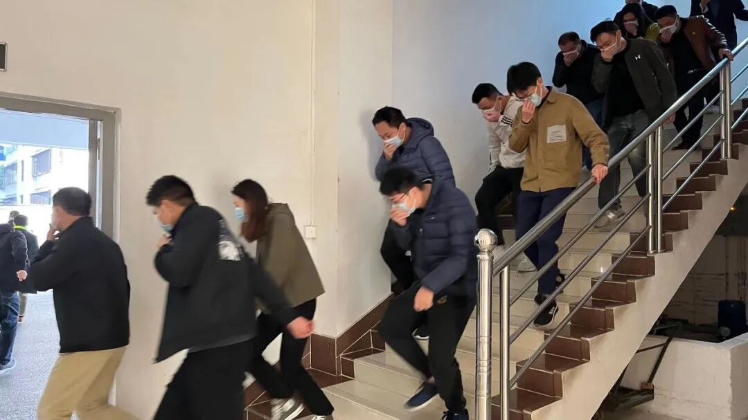 演练现场演练结束后,县委常委,副县长安一宁和县消防救援大队相关