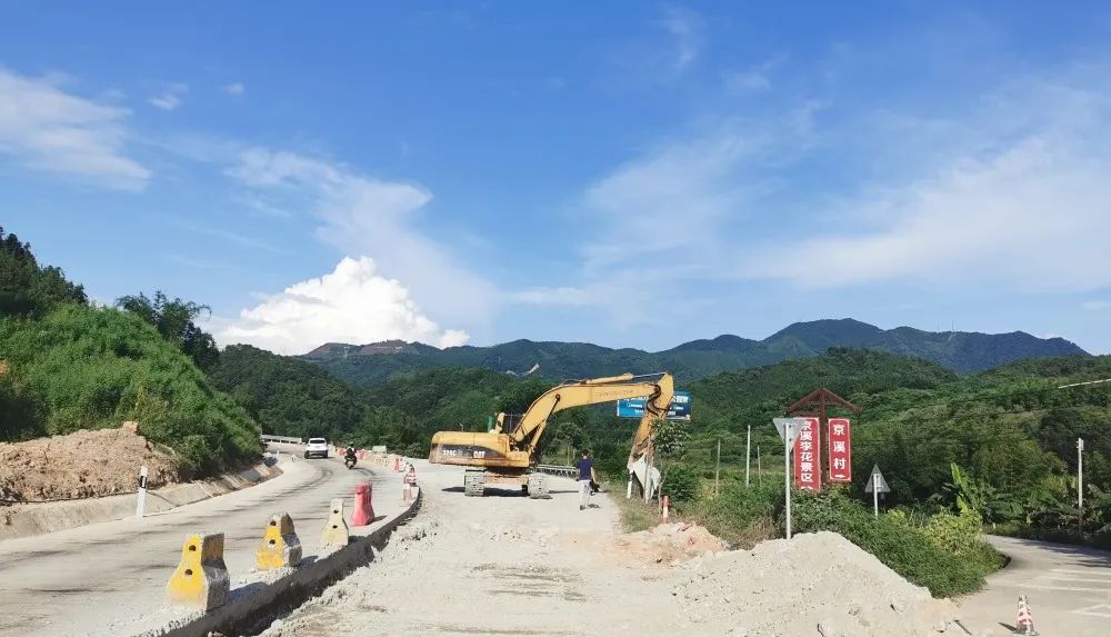 驱车从国道g355线赛洞村路段一路直上,往水声岭隧道方向,行至京溪李花