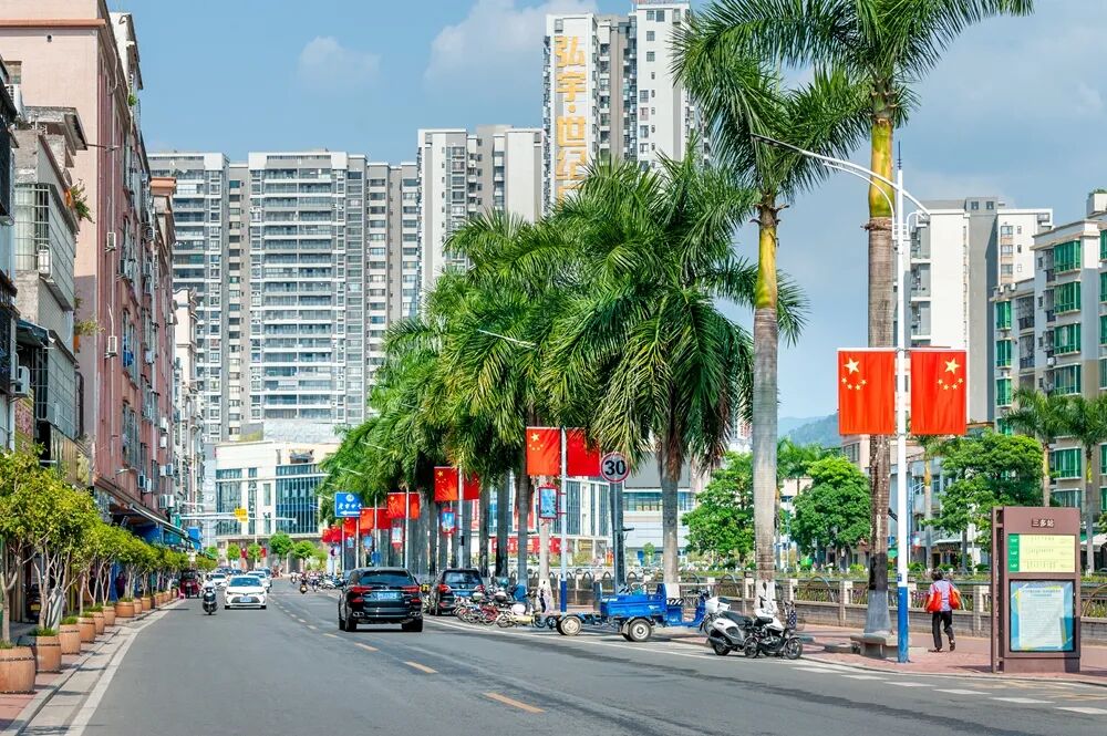 广宁街头闪耀最美"中国红"-肇庆市广宁县人民政府网站-手机版