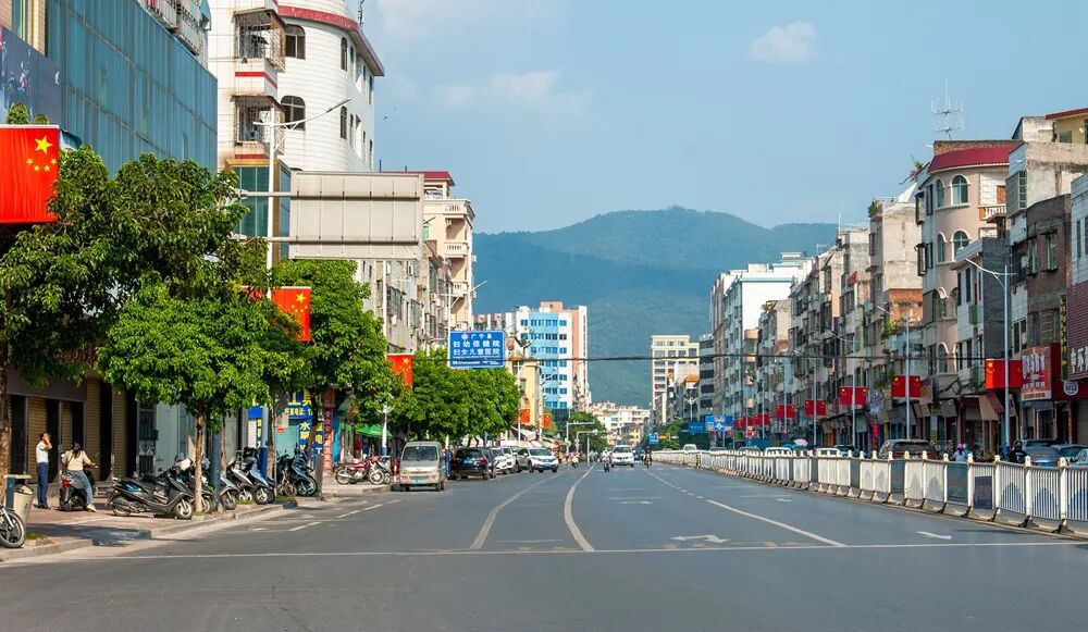 国庆广宁街头闪耀最美中国红