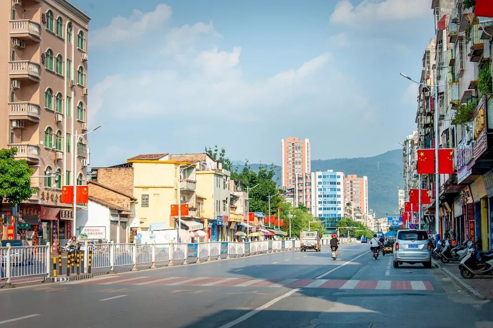 国庆广宁街头闪耀最美中国红