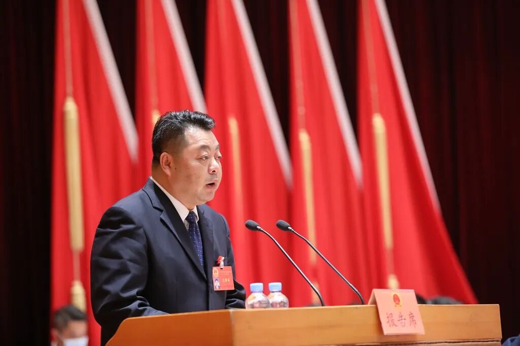 县人大常委会主任梁妙练向大会作了《广宁县人民代表大会常务委员会