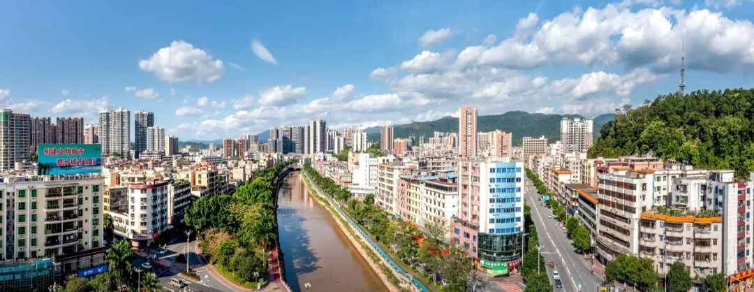 2021年6月5日,县城面貌(江先梅 摄)"余 热"42年来,江先梅踏遍广宁