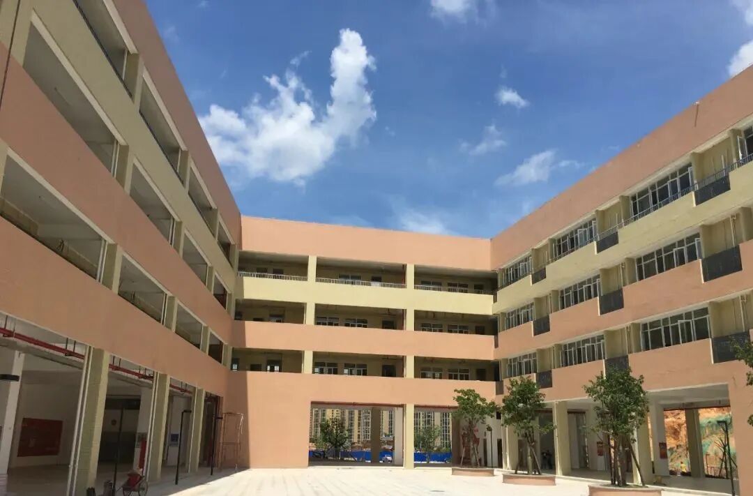 小学部启智楼的楼层文化制作安装基本完成城东学校红色文化长廊的是