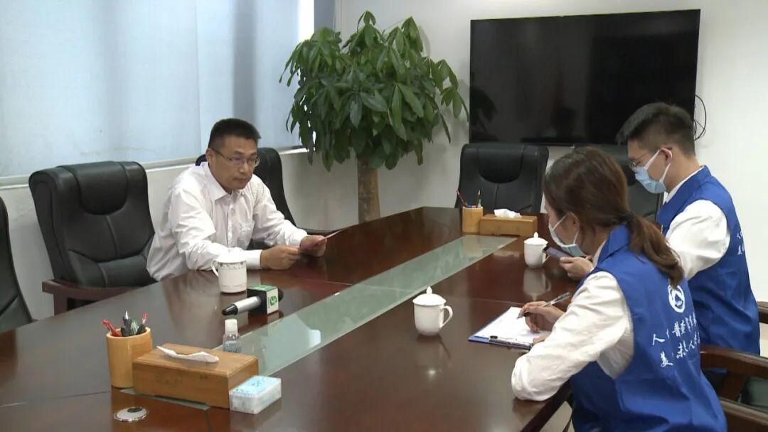 县委书记谢桂坤以普通公民身份接受人口普查登记