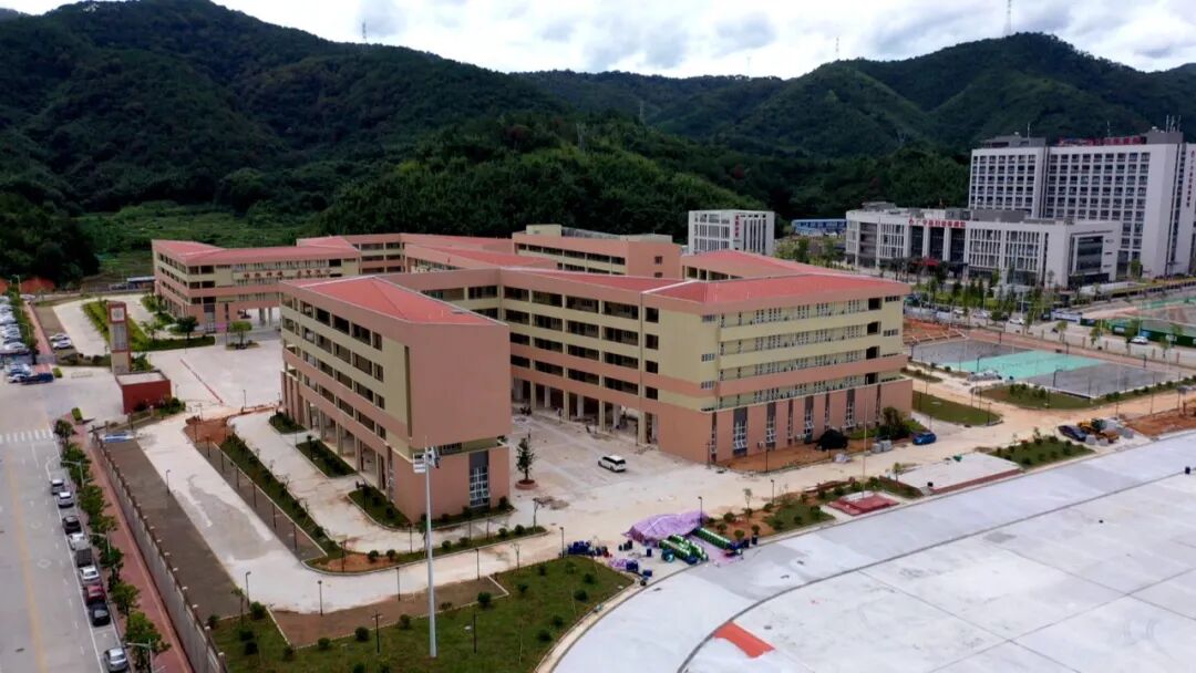 崭新的校园环境,先进的教育教学设备,广宁县城东学校初中部新教学楼