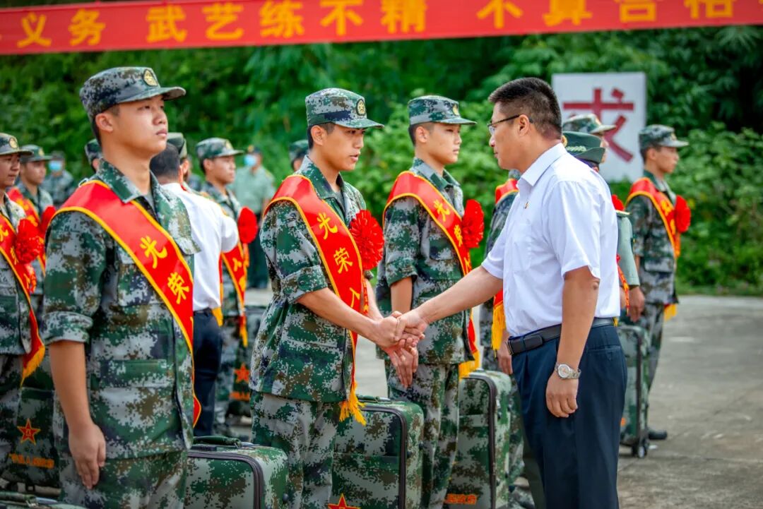广宁应征入伍新兵奔赴绿色军营