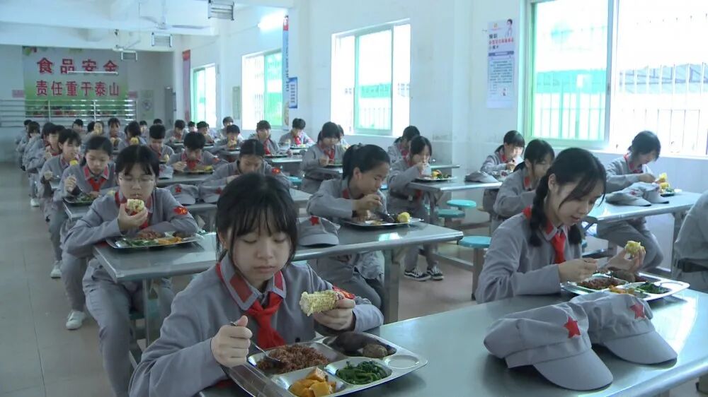 学生 叶迎莉:我之前是很少吃红米饭的,如今试了一下这个"红军餐",感觉