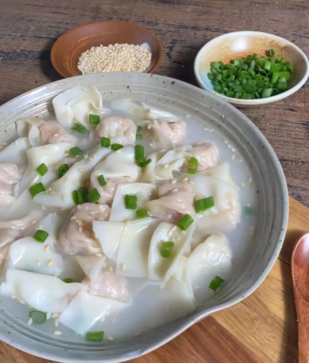 目前,全广宁有云吞美食店300多家,其中有数家是百年老字号,吸引不少