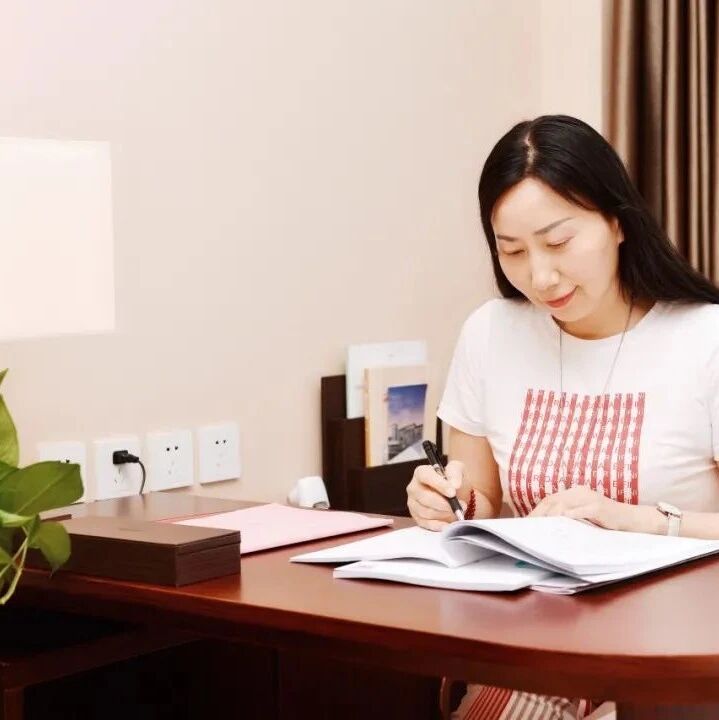 【青春语文 · 绪凤专栏】 “我们”VS  AI，谁更懂诗心  ——《杜甫诗歌联读》教学设计