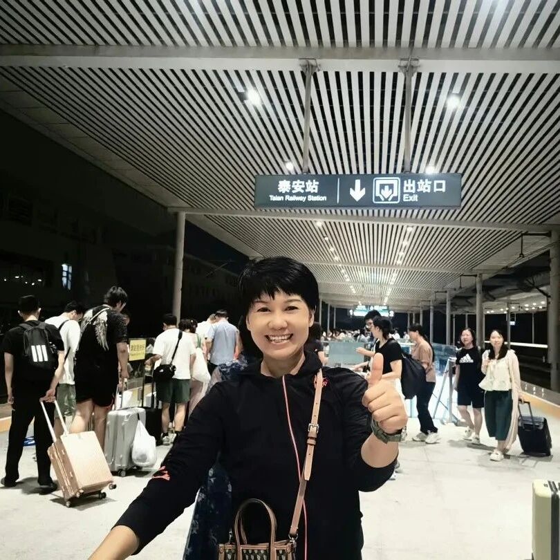 【青春语文•龚燕专栏】生命叙事:在黑白里温柔的爱彩色，在彩色里朝圣黑白