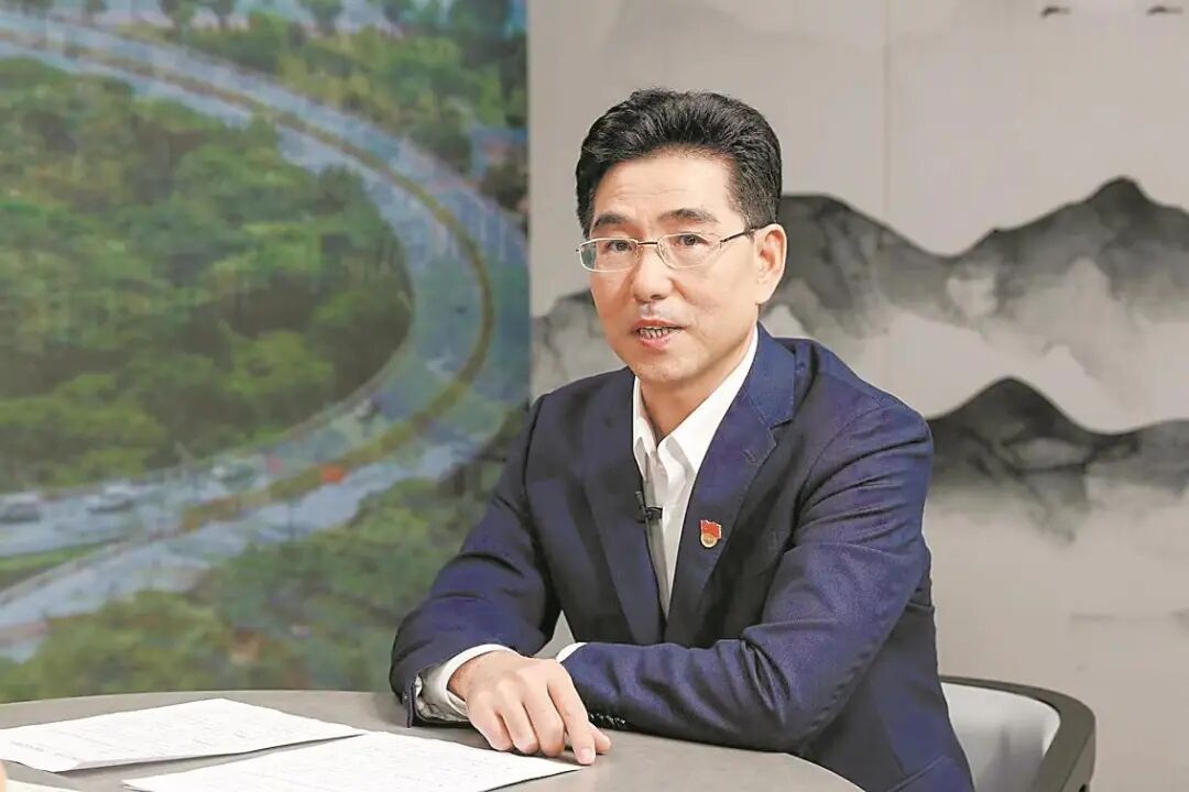 羊城晚报专访省党代表龙湖区委书记蔡向鸿打造粤东高端健康消费中心
