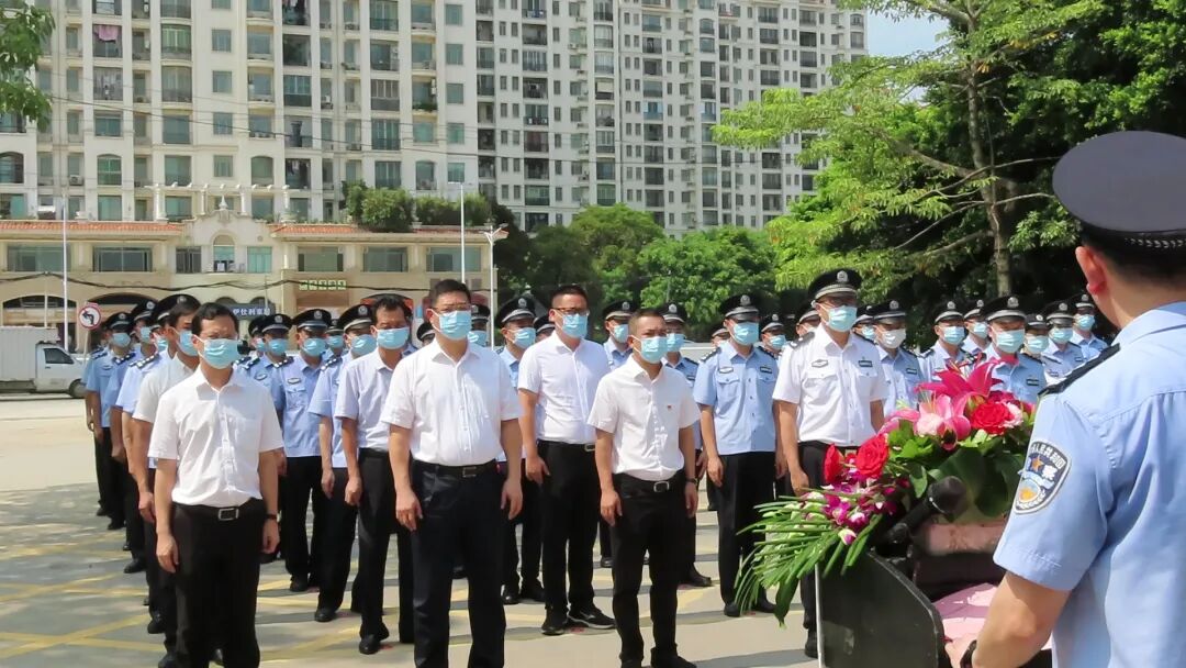 统筹基层警力焕发公安工作新活力龙湖公安分局举行派出所揭牌仪式