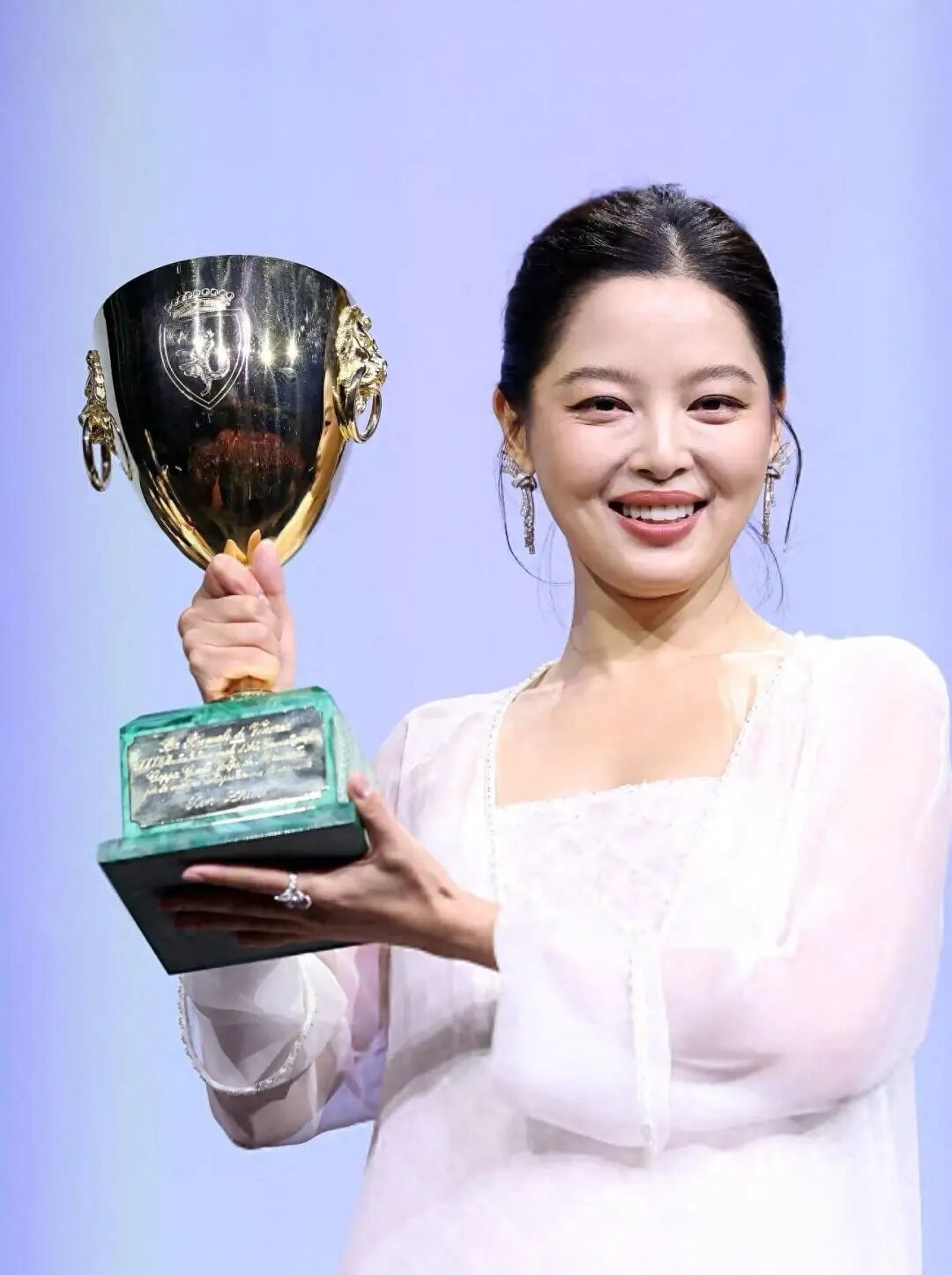 9年前辛芷蕾咬的是别人的奖杯,辛芷蕾成为80后首位三大影后，晒自拍咬奖杯有点可爱，这..