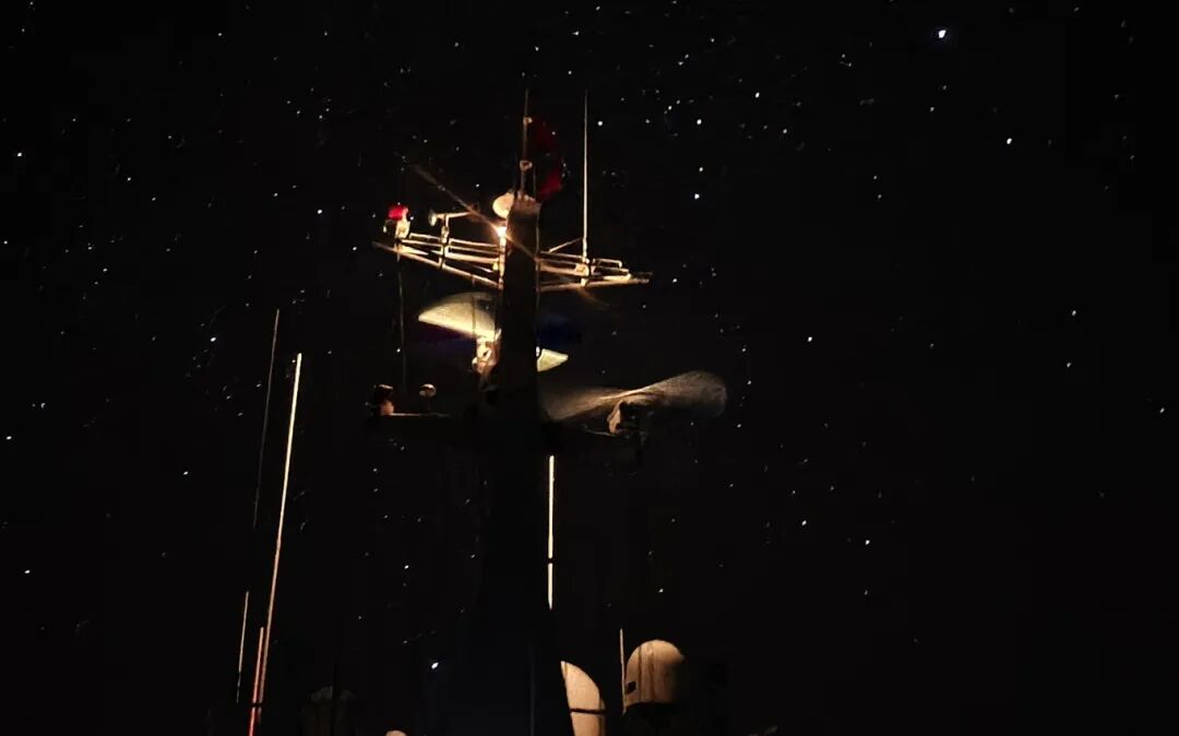 14深空星汉闪烁，艇影静驻万里夜洋.jpg