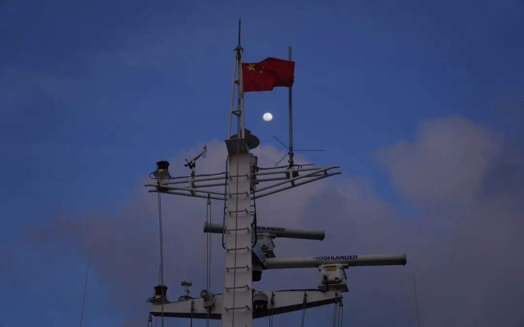 13夜幕下红旗伴着月亮.JPG