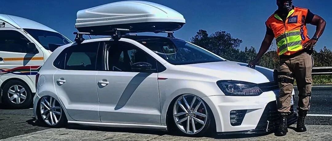 背书包的宽体Polo，精神小伙本伙