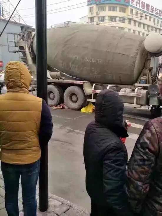 惨不忍睹河南一女子被水泥罐车碾压