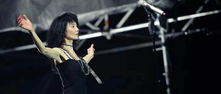 张曼玉,在农村养鸡!