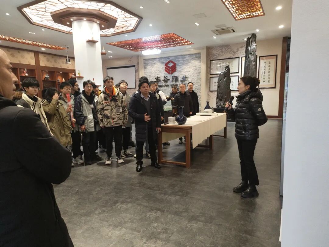 丰谷酒业距今已有324年的历史,推出了丰谷壹号,酒王12,丰谷特曲,墨渊