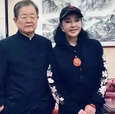 69岁刘晓庆与80岁老公罕见同框