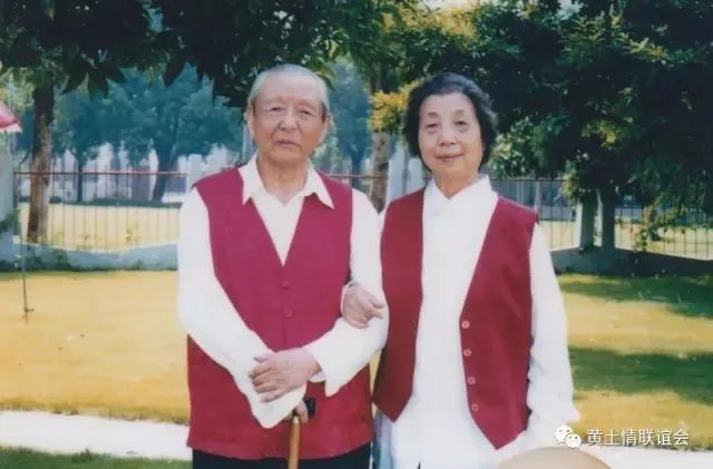 里、王任重1989年春节，习仲勋在西安看望刘志丹夫人同桂荣及其女儿刘力贞