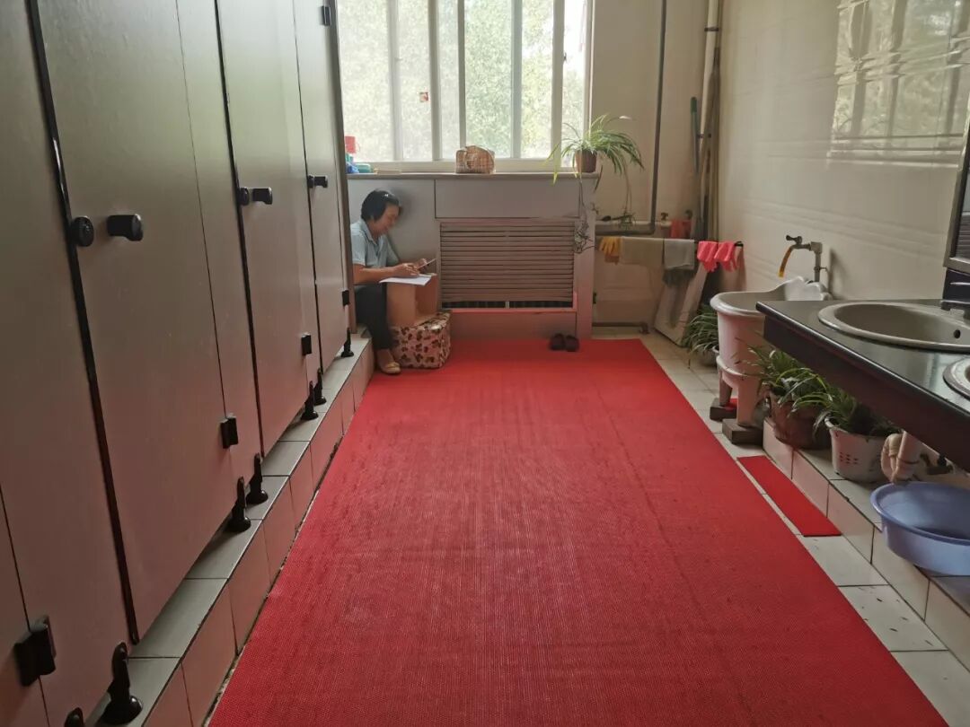 一夜爆红！保洁阿姨高校厕所学习被偷拍，背后故事被怒赞！（组图） - 1