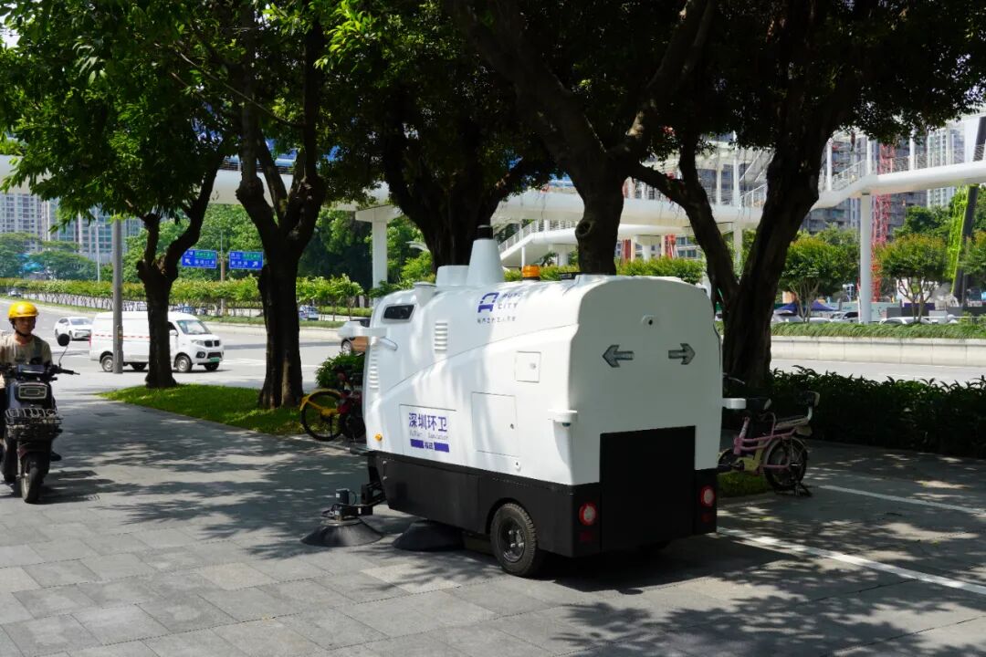城市之光无人驾驶清扫车亮相第六届全球aeo大会