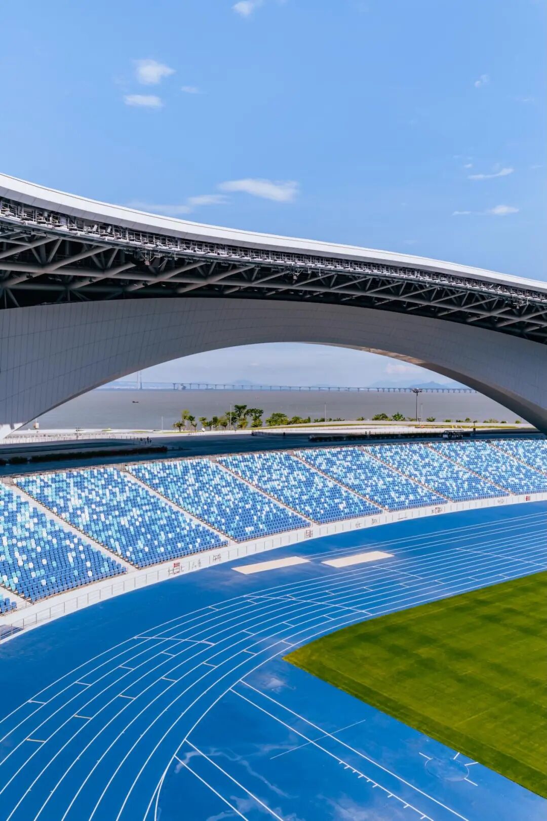 通过大湾区文化体育中心综合体育场的大拱，观众可以“边看比赛边看海”。邱活摄