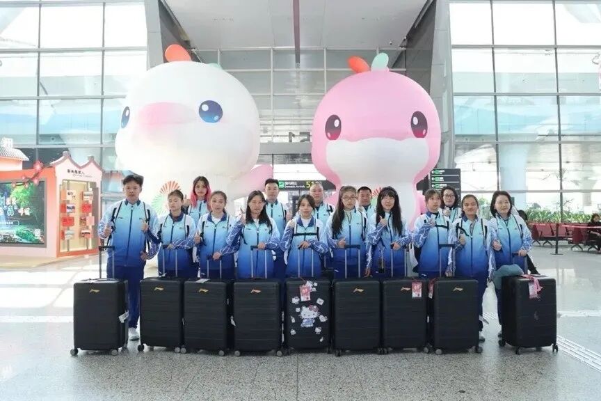 四川盲人女足在广州吉祥物打卡点合影