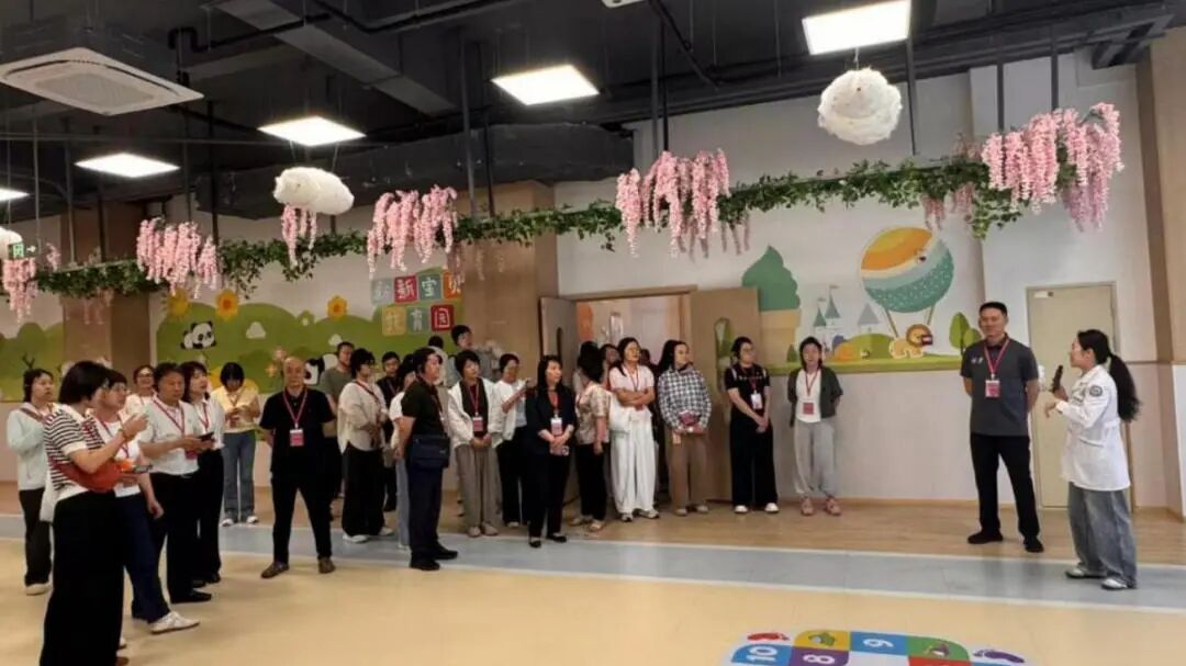 成都市青羊区新华少城社区卫生服务中心参观交流.jpg
