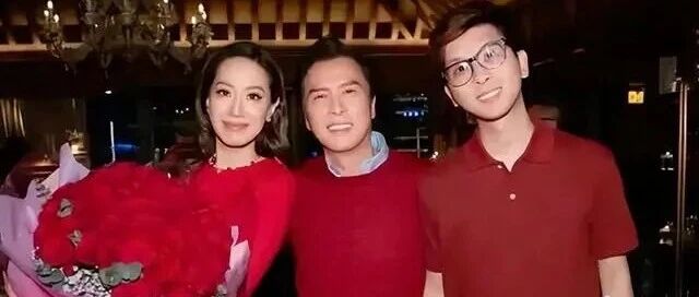 甄子丹笑得好开心,42岁妻子与31岁儿子同天庆生,站在一起宛如姐弟