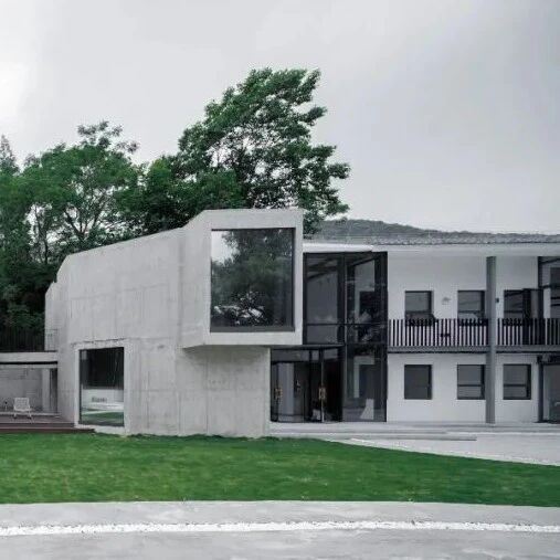 废弃学校爆改，一家充满个性的硬核民宿