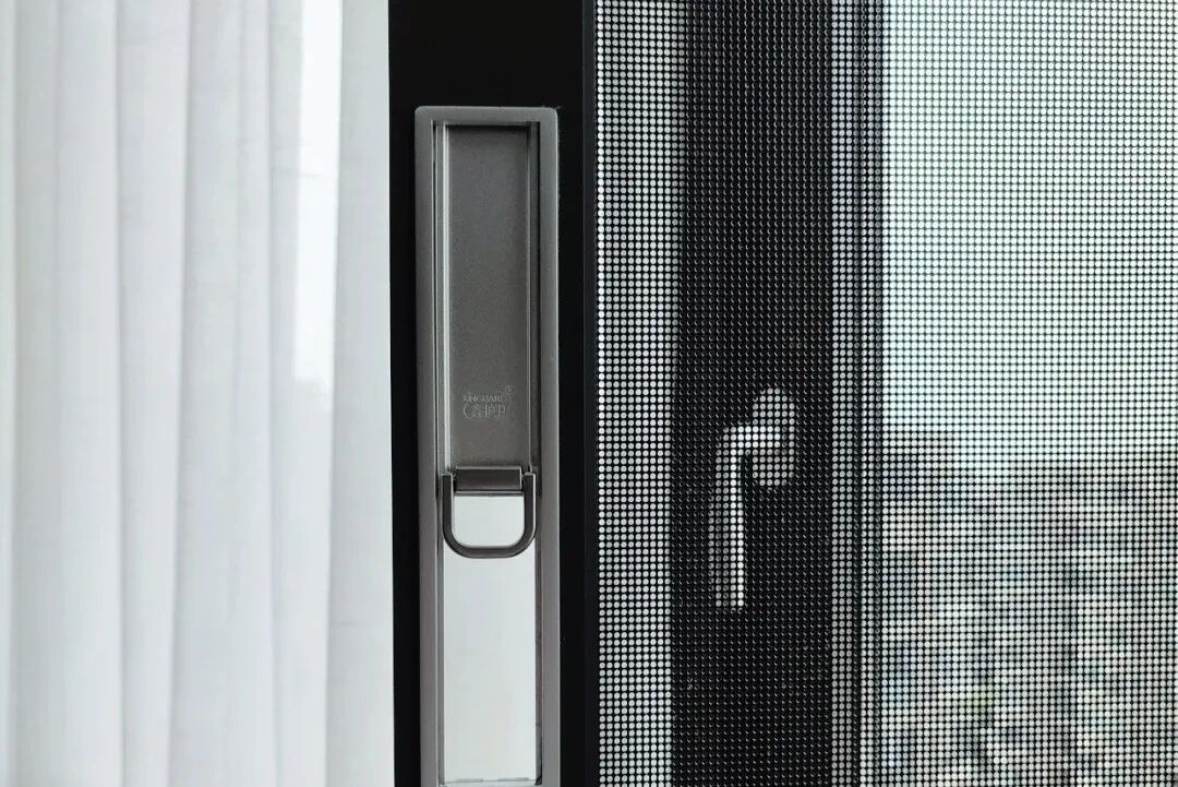 在阳台装高透纱网,美观又实用!