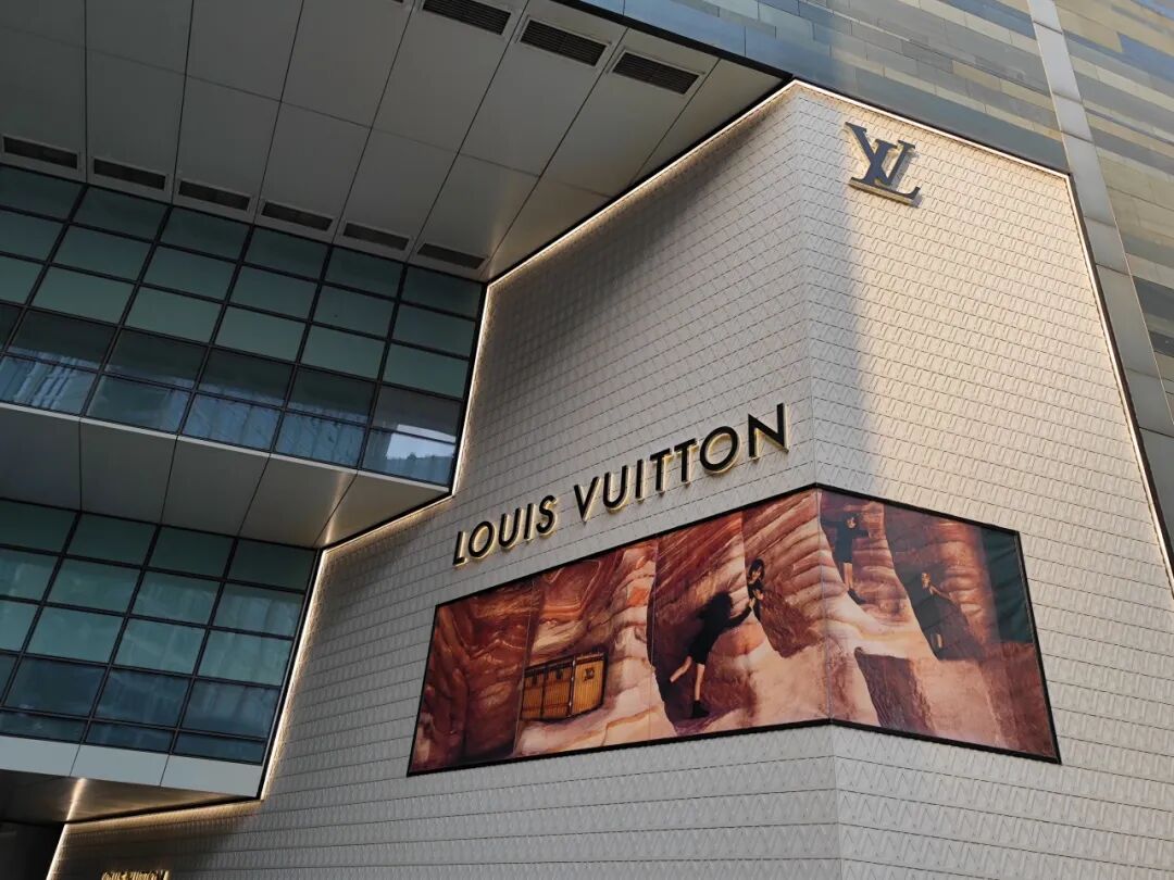 “双标”？LV被曝售后欧洲免费，国内却收2400元！客服回应区别对待中国消费者