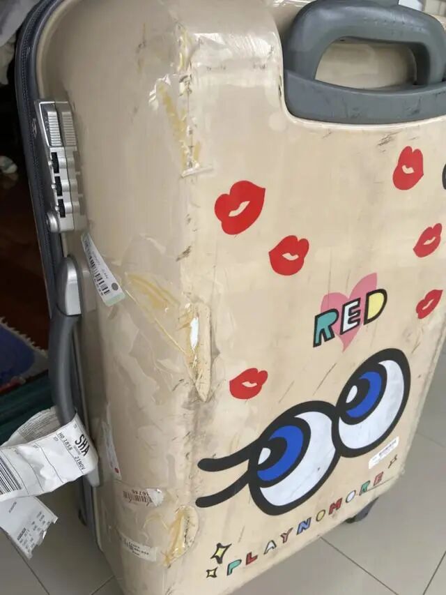 限量版行李箱摔到“面目全非”，吉祥航空：只能“按公斤赔500元”，网友：换我要疯