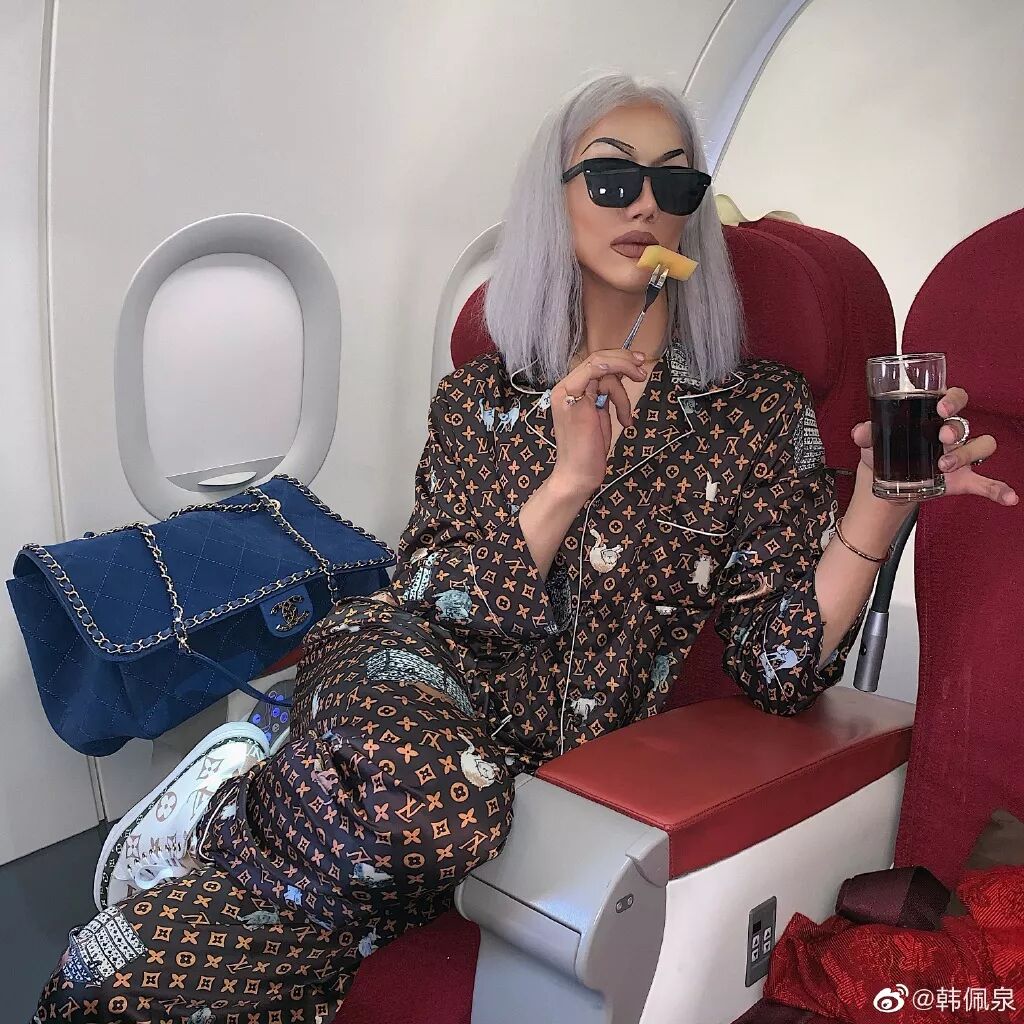 出生一个月母亲就离家出走,14岁时父亲因癌症去世,他只能是奶奶相依为