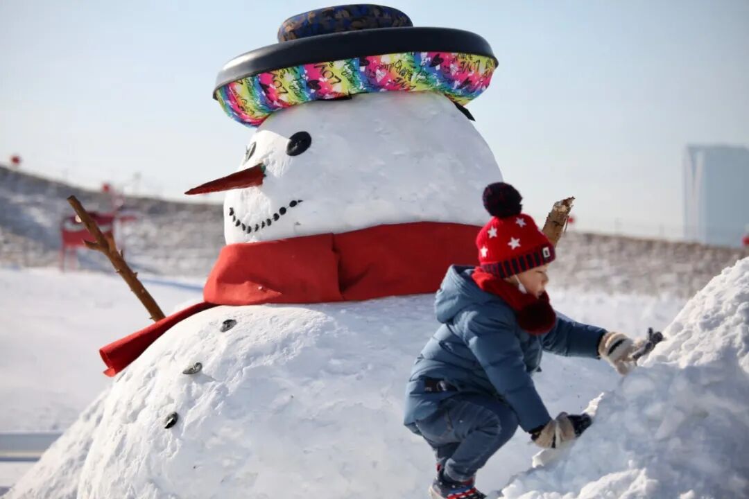 踩一脚软软的,打雪仗,堆雪人,雪坡滑雪,雪地转转,终于不用跑到大东北