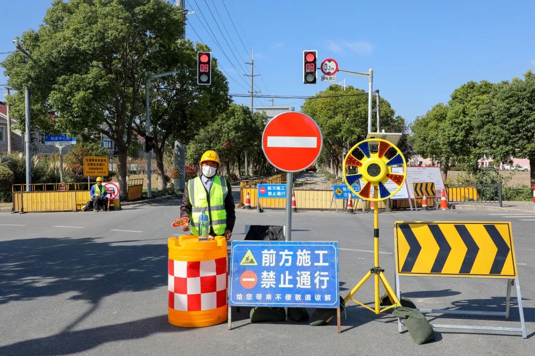 青村镇该路段正进行封闭施工